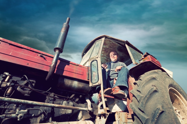 rolnik na dużym traktorze
